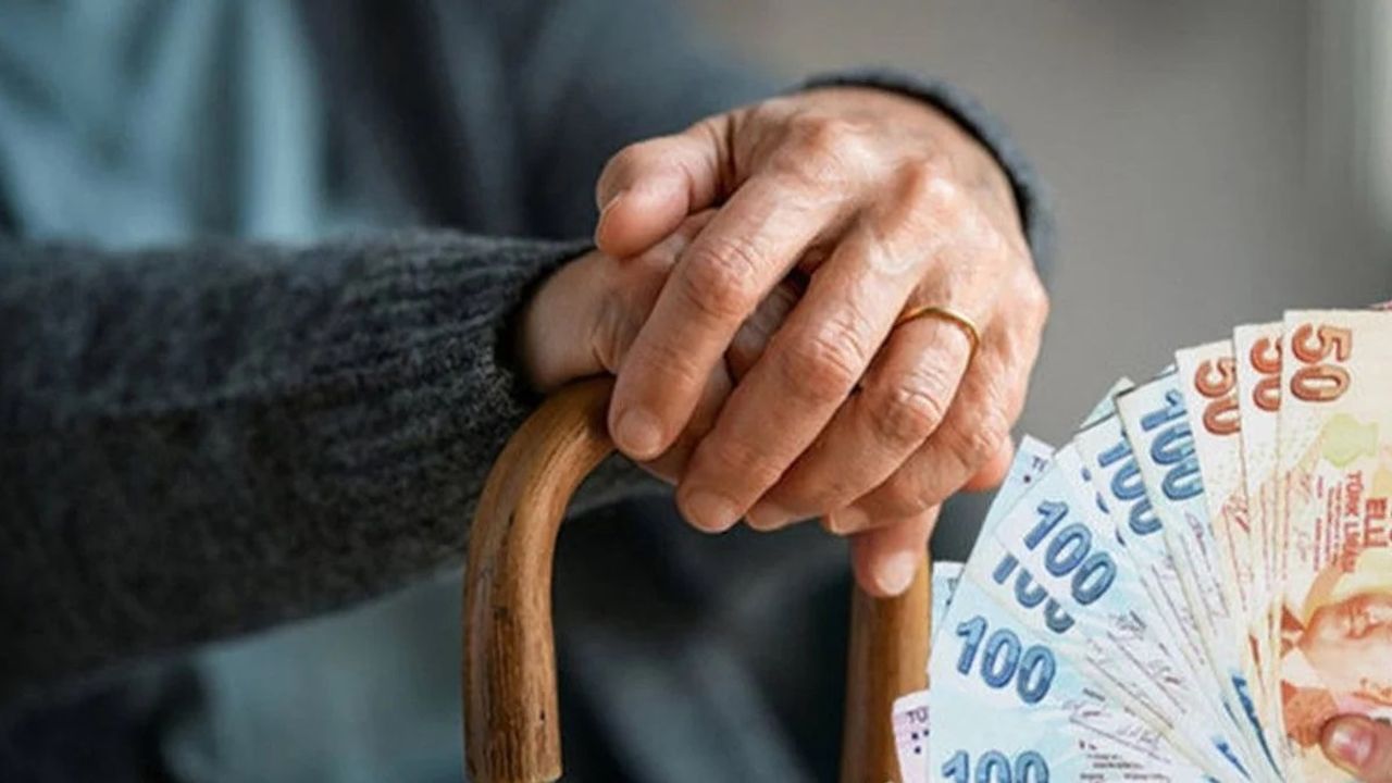 Çalışan emeklilere müjde! 5 bin TL emekli ikramiye düzenlemesinde tarih belli oldu…