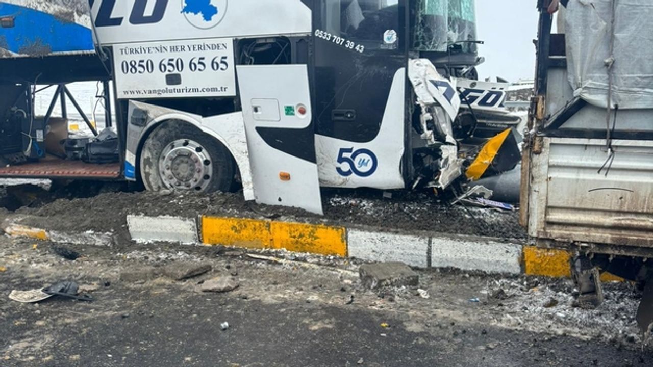 Van otobüsü kaza yaptı! 11 yaralı