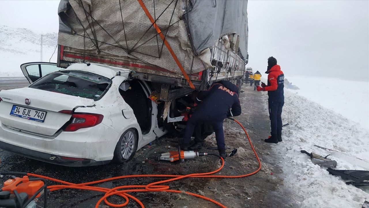 Van-Bitlis karayolunda feci kaza: 2 kişi hayatını kaybetti!