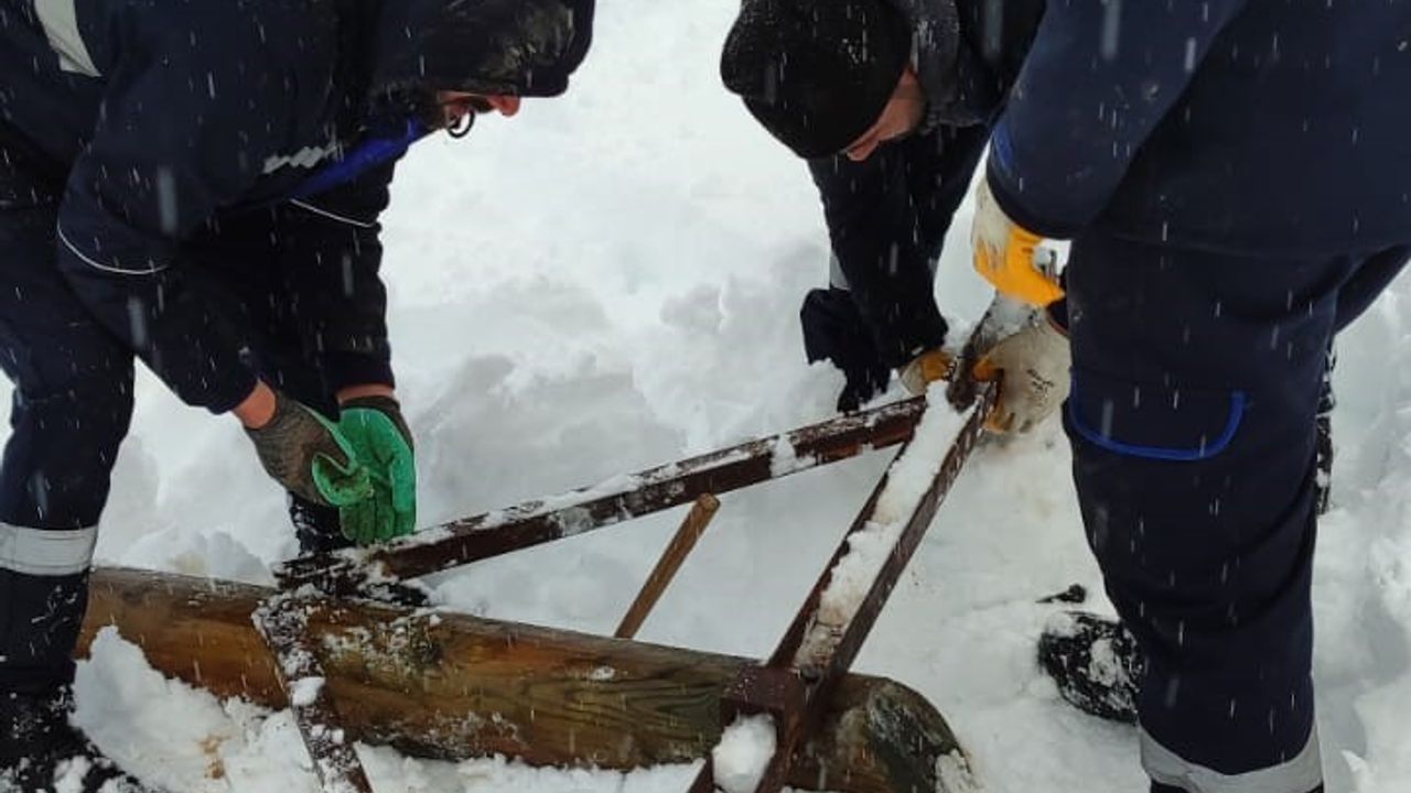 VEDAŞ ekiplerinin zorlu kış şartlarında bakım onarım çalışması!