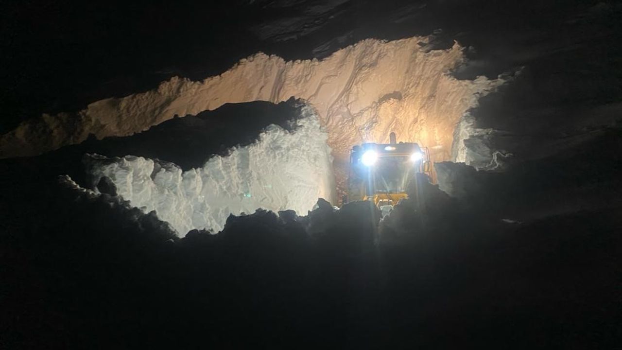 Hakkari’de yoğun kar! Yüksekova'da 7 metreyi geçen kar tünelleri