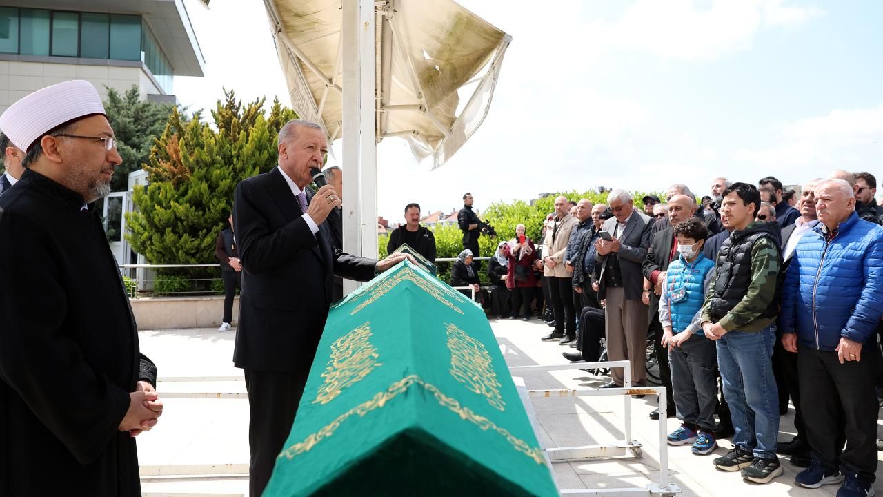 Cumhurbaşkanı Erdoğan vefat eden öğretmeninin cenazesine katıldı