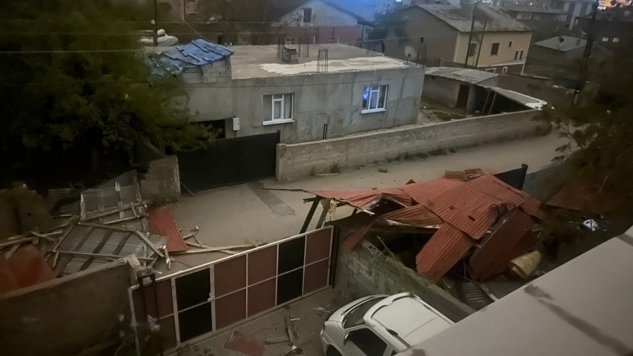 Van'da şiddetli fırtına hayatı felç etti: Çatılar uçtu, elektrikler kesildi