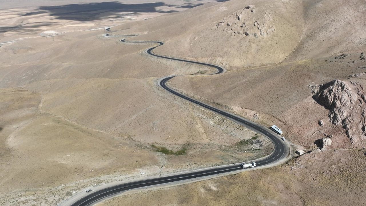 Yolculuk süresi 40 dakikadan 6 dakikaya indi: Van’daki tünel trafiğe açıldı
