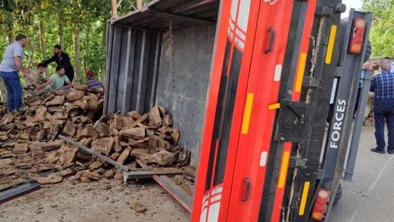 Van’da korkutan kaza: Odun yüklü traktör devrildi! 3 yaralı