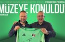 Ünlü yazara hediye edilen Vanspor forması müzeye konuldu!