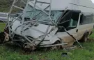 Hakkari'de kontrolden çıkan yolcu minibüsü elektrik direğine çarptı: 11 kişi yaralandı!