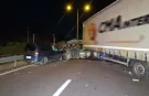 Zincirleme kaza! 2 tır ile otomobil çarpıştı: 1 kişi öldü, 7 kişi yaralandı!
