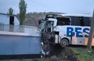 Van yolcu otobüsü tır ile çarpıştı: Otobüs şoförü hayatını kaybetti!
