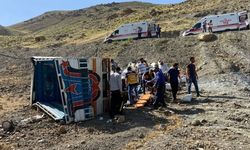 Van'da feci kaza! Kamyonet şarampole uçtu: 10 yaralı!