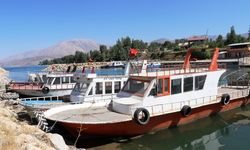 Van Gölü çekildi, Tekneler Limanda karaya oturdu! Balıkçı esnafı limanın onarılmasını talep ediyor