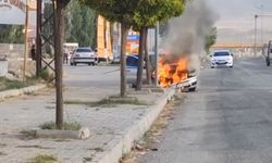 Van'da kaldırıma çarpan otomobil alevlere teslim oldu!