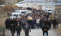 Ağrı'daki trafik kazasında hayatını kaybeden 3 kişi Van’da toprağa verildi!