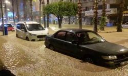 Antalya'da sağanak: Evleri su bastı, araçlar zarar gördü