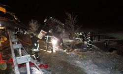 Yolcu otobüsü kaza yaptı: 4 ölü, 24 yaralı