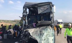 Depremzede öğrencileri taşıyan otobüs, kamyona çarptı: 2 ölü, 6 yaralı!