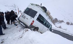 Van'da 12 yolcuyu taşıyan minibüs kontrolden çıkıp kara saplandı!
