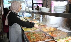 Van ekmeğini depremzedelerle bölüşüyor... Van esnafından depremzedelere günlük 5 bin 400 kişilik ücretsiz yemek!