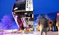 Buz pistine dönen yolda yolcu otobüsü şarampole devrildi: 2 ölü, 21 yaralı!