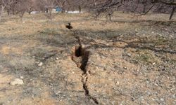 Deprem sonrası oluşan devasa yarıklar, afetin boyutunu gözler önüne serdi