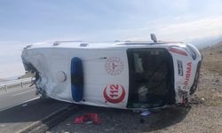 Van-Ağrı karayolunda kontrolden çıkan ambulans takla attı: 3 sağlık personeli yaralı!