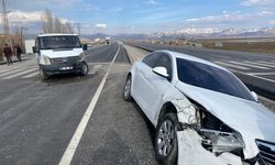 Van'da iki araç çarpıştı: 3 kişi yaralandı!