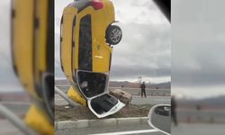 Van'da ilginç bir kaza: Elektrik direğine çarpan araç dik durdu!