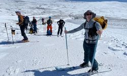 Dağcı turistler Nemrut Dağı’nda dağ kayağı yaptı!