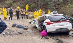 Dağdan kopan kaya parçası otomobilin üzerine düştü: Otomobildeki 4 öğretmen hayatını kaybetti!