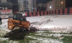 Van Atatürk Şehir Stadı'nın zemini kardan temizlendi