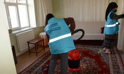 Tuşba’da hasta ve bakıma muhtaç vatandaşların evdeki bayram temizliğini yapıyor!