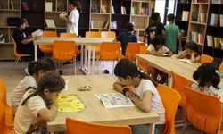 Hatay'da depremzede çocuklar konteyner kentteki kütüphanede kitapla buluştu