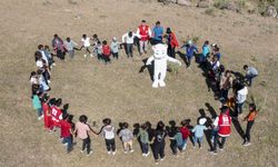 Van'ın Muradiye ilçesinde Kızılay gönüllüleri, kırsal mahallelerde çocukları atlı karıncayla eğlendirdi