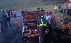 Van’da seyir halindeki otomobil alev alev yandı!
