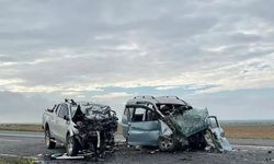 Feci kaza: İki otomobil kafa kafaya çarpıştı: 4 kişi hayatını kaybetti!