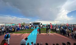 Van YYÜ'de mezuniyet coşkusu: 6 bin öğrenci için mezuniyet töreni düzenlendi!