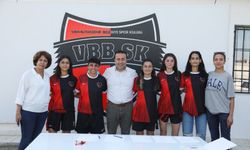 Van Büyükşehir Belediyespor Kadın Futbol Takımında toplu imza töreni düzenledi