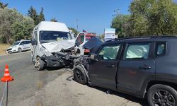 Minibüsle otomobil çarpıştı: 18 kişi yaralandı!