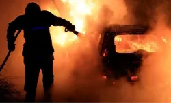 Protestocular belediye başkanının evini yanan bir araçla hedef aldı! Eşi ve çocukları yaralandı