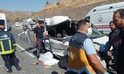 Van’da feci kaza! Minibüs kamyona çarptı: 3 ölü, 3 yaralı!