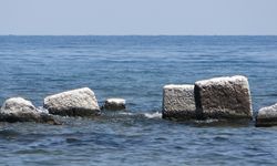 Van Gölü’nde sular çekilmesiyle toplu mezarlar ortaya çıktı