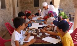 Vanlı çocuklar yaz Kur'an kursunda hat sanatını öğreniyor