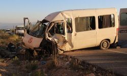 İşçileri taşıyan servis minibüsü devrildi: 1 kişi öldü, 1'i ağır 14 kişi yaralandı!