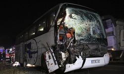 Yolcu otobüsü tıra çarptı: 15 yaralı