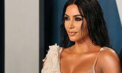 Kim Kardashian Mini bikinisini giyip kıvrımlarını gösterdi