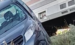 Van'da tren otomobile çarptı: 1 yaralı