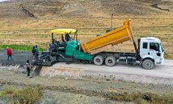 Türkiye’nin en soğuk ilçesi Çaldıran’da beton yol çalışması