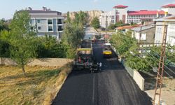 Edremit’teki o mahallenin yolları sıcak asfalta kavuştu!