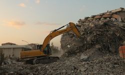 Depremden etkilenen Malatya'da "hayalet binalar"ın yıkımı sürüyor
