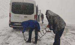 Van’da kar yağışına hazırlıksız yakalanan sürücüler zor anlar yaşadı